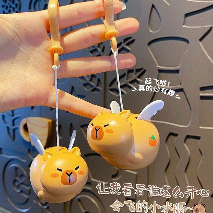 ดูยินแบบเดียวกัน ของเล่นหมูตัวน้อยที่บินได้พร้อมสายดึง คาปิบารา พวงกุญแจ สำหรับคู่รัก