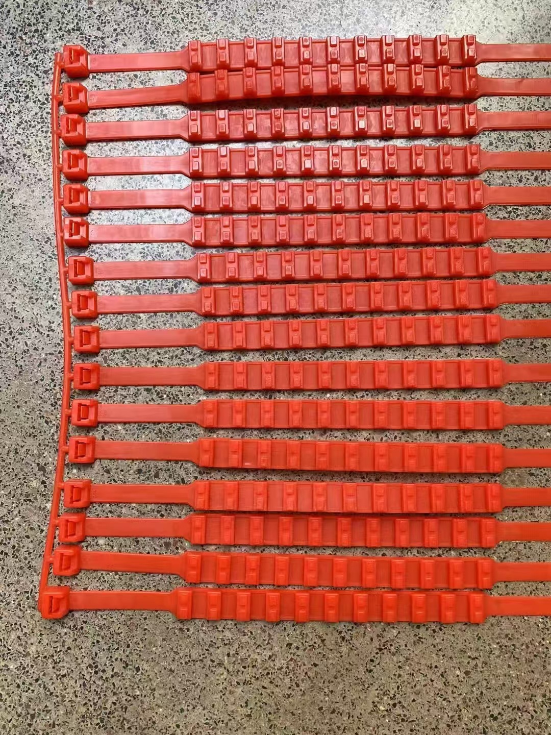 One car non-slip chain (A new material)