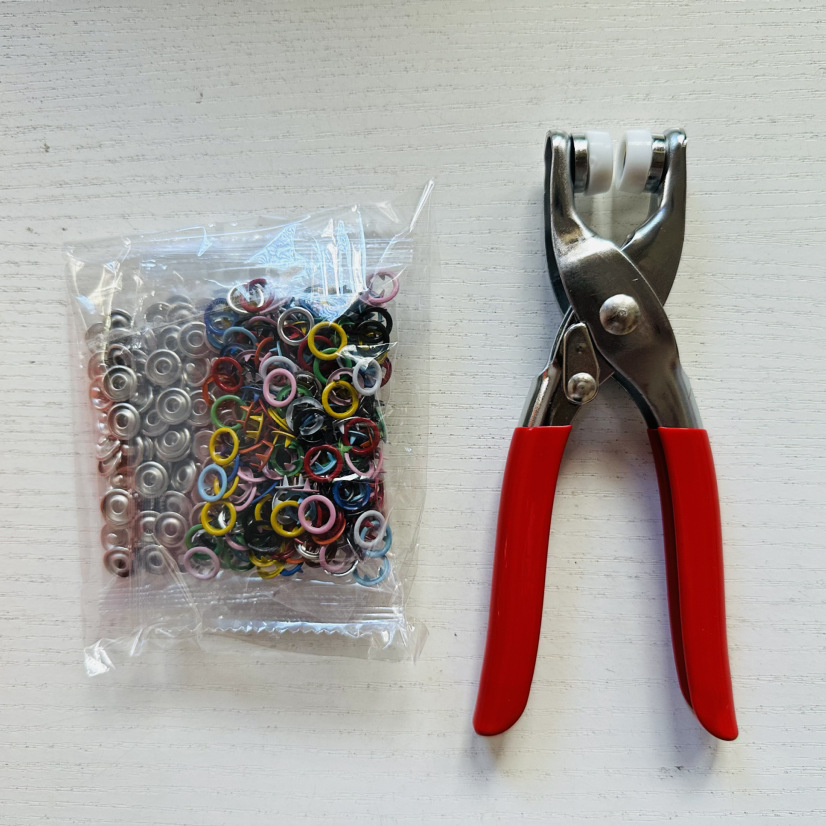 Color bag with 50 buttons + one pair of iron pliers